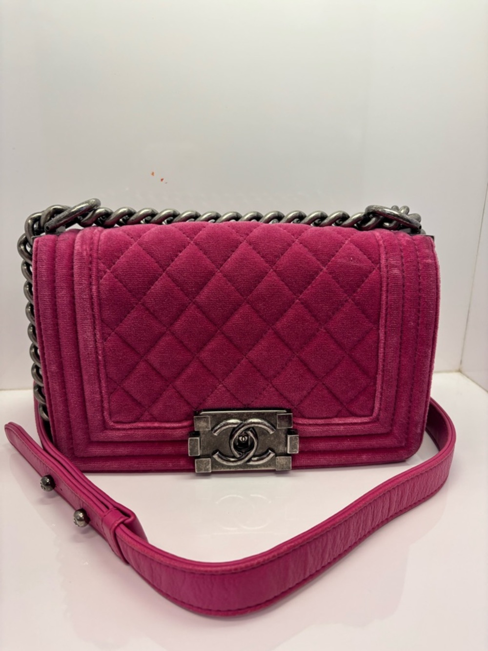 CHANEL Boy Bag Pink Velvet | Quilted | Silver Hardware | Rare - Picture 2 of 3
